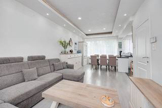 <p><span>Deze </span><span>charmante woning </span><span>te koop is gelegen aan de Oude Steenweg in </span><span>Boechout</span><span>. Dankzij de centrale ligging bevinden winkels, openbaar vervoer, scholen, horeca en andere dagelijkse voorzieningen zich in de nabije omgeving. Ook omliggende gemeenten en belangrijke invalswegen zijn</span><span> vlot bereikbaar.</span></p><p><span> </span></p><p><span>De woning werd reeds gerenoveerd en biedt een aangename combinatie van ruimte, comfort en verdere mogelijkheden naar eigen smaak. Op de verdieping bevinden zich twee slaapkamers en een badkamer. Daarnaast beschikt de woning over een leuk </span><span>dakterras</span><span>, ideaal om in alle rust van de buitenlucht te genieten.</span></p><p><span> </span></p><p><span>Een bijkomende troef is de achterliggende garagebox, die zorgt voor </span><span>extra parkeermogelijkheid en bergruimte</span><span>.</span></p><p><span> </span></p><p><span>Indeling</span></p><p><span> </span></p><p><span>· Inkomhal</span></p><p><span>· Leef- en eetruimte</span></p><p><span>· Keuken</span></p><p><span>· 2 slaapkamers</span></p><p><span>· Badkamer</span></p><p><span>· </span><span>Dakterras</span></p><p><span>· Achterliggende </span><span>garagebox</span></p><p><span> </span></p><p><span>Troeven</span></p><p><span> </span></p><p><span>· </span><span>Elektrische keuring conform</span></p><p><span>· Gerenoveerde woning</span></p><p><span>· Aangenaam dakterras</span></p><p><span>· Achterliggende garagebox</span></p><p><span>· Centrale ligging in Boechout</span></p><p><span>· </span><span>Elektrische keuring conform</span></p><p><span>· Tal van mogelijkheden om verder af te werken naar eigen smaak</span></p><p><span> </span></p><p><span>Afmetingen en oppervlaktes zijn indicatief.</span></p><p><span> </span></p><p><span>Ben jij geïnteresseerd in deze woning in Boechout, ben je op zoek naar ander vastgoed of wens je de waarde van jouw eigendom te kennen? Dan ben je bij BOLT immo aan het juiste adres! Wij helpen jou graag verder.</span></p>