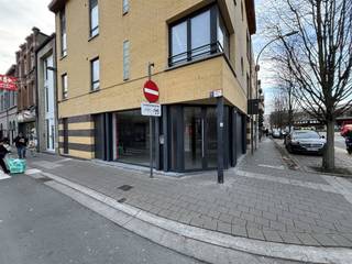 COMMERCIEEL KANTOORRUIMTE IN AALSTDeze moderne kantoorruimte van 120m² is gevestigd in het hart van Aalst, op een uitstekende locatie in...