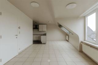 <p><span>EINE- Bent u op zoek naar een 2-slaapkamer appartement in een deelgemeente van Oudenaarde? </span></p><p><span>Dan is dit pand misschien wel iets voor u!</span></p><p><span> </span></p><p><span>De belangrijkste kenmerken in een notendop:</span></p><ul><li><span>Lichtrijk appartement</span></li><li><span>Rustig gelegen aan de stadsrand van Oudenaarde</span></li><li><span>Vlotte verbinding naar de N60 en het openbaar vervoer</span></li><li><span>Winkels op wandelafstand </span></li></ul><p><span> </span></p><p><span>Zo ziet het pand er uit:</span></p><p><span>Gelegen op de twee verdieping. De inkomhal beschikt over een vestiaire en een toilet. Aansluitend bevindt zich een lichtrijke leefruimte. De keuken is voorzien van alle comfort en geeft toegang tot de berging. Daarnaast zijn er twee slaapkamers en een badkamer, uitgerust met een dubbele wastafel en een combi bad met douche. Tot slot is er een gemeenschappelijke ruimte voor fietsen en vuilnisbakken.</span></p><p><span> </span></p><p><span>Beschikbaar vanaf 01/08/2026</span></p><p><span>Huurprijs: €655 + €11 gemeenschappelijke kosten</span></p><p><span>Excl. elektriciteit, gas en water</span></p><p><span> </span></p><p><span>Voor een bezoek ter plaatse, vul zeker het huurprofiel in via onze website.</span></p>