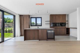 Wij stellen u graag dit uitzonderlijk ruime appartement voor, waar hedendaags wooncomfort en een hoogwaardige afwerking centraal staan. Via de privatieve inkomhal komt u terecht in de lichtrijke leefruimte met open keuken, die dankzij kwalitatieve materialen en ingemaakte maatkasten een stijlvolle, tijdloze uitstraling geniet. Met een bewoonbare oppervlakte van 145 m² biedt deze woonst bijzonder veel ruimte. De drie volwaardige slaapkamers bieden tal van mogelijkheden en maken het appartement ideaal voor gezinnen, thuiswerk of wie extra logeerruimte wenst. Daarnaast beschikt de woning over twee smaakvol ingerichte badkamers, afgewerkt met oog voor comfort en functionaliteit. Ook op technisch vlak werd niets aan het toeval overgelaten. Vloerverwarming, een warmtepomp, ventilatiesysteem type D en zonnepanelen zorgen voor een aangenaam binnenklimaat en een energiezuinig karakter. Buiten geniet u van een terras en een privatief tuintje, waar het heerlijk vertoeven is. Bovendien beschikt het appartement over een carport en parkeergelegenheid voor twee wagens. De ligging vormt een extra troef: winkels, scholen en openbaar vervoer bevinden zich in de onmiddellijke omgeving, terwijl u dankzij de vlotte verbinding met de E314 snel alle belangrijke invalswegen bereikt. Kortom, een instapklare en bijzonder ruime woonst die kwaliteit, comfort en bereikbaarheid perfect combineert. Interesse? Contacteer ons via info@homies.be of 016 22 82 22.
