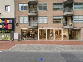 Mooi ingericht handelspand op een toplocatie in het centrum van Roeselare, op wandelafstand van De Munt en de Grote Markt.<br /><br />Het pand is vrij bij akte en momenteel ingericht als boekenwinkel.<br />Er zijn tal van mogelijkheden voor uiteenlopende commerciële activiteiten.<br /><br />Een extra troef is de mogelijkheid om het pand samen te voegen met het naastgelegen handelspand, waardoor een ruime commerciële oppervlakte kan worden gecreëerd.<br /><br /><strong>Indeling:</strong><br />Handelsruimte (320m²)<br />- etalage met gevelbreedte van 9m<br />- winkelruimte gelijkvloers met vaste toonbank en maatmeubilair<br />- winkelruimte -1 via trap<br />- kelder <br /><br />Stockageruimte:<br />- Achterliggende opslagruimte<br />- kitchenette &amp; toilet<br />- dienstdoorgang via de Albrecht Rodenbachstraat<br /><br /><strong>Extra</strong><br />Mogelijkheid tot aankoop van een ondergrondse parkeerplaats.<br />Dakkoepels vernieuwd.<br /><br /><strong>Contact:</strong><br />Voor meer informatie of een bezoek, contacteer Stijn op 0491 61 42 19 of info@stijndebusschere.be