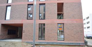 Bent u op zoek naar een energiezuinig nieuwbouw kantoor, praktijk  of creatieve workspace in een gebouw met een originele architectuur en makkelijke bereikbaarheid in de nieuwste hipste woonbuurt van Aalst? Check this out!Aan de oever van de Dender groeit en bloeit de NIEUWSTE WOONBUURT PIER KORNEL. Ontwikkelaars Revive en Matexi bundelden hun krachten samen om een voormalig industrieterrein om te vormen tot een plek waar het PRETTIG WONEN EN WERKEN is voor jong en oud. Je wordt er buur van o.a. DE SOEPTRIEN, een KINEPRAKTIJK en architectenbureel. Aan het water en op een BOOGSCHEUT VAN HET CENTRUM van Aalst ontdek je dit totaalconcept met een MIX aan wooneenheden, commerciële ruimtes en assistentiewoningen. Er is voor ieder wat wils. En daar stopt het dan ook niet ... Een collectieve tuin, gemeenschapsvoorzieningen, parking, aan alles werd gedacht.<br />Dit betreft een op de hoek gelegen lichtrijke CASCO ruimte met een opp. van 151.5 m². <br />(BUURT A.0.1). OPTIONELE AANKOOP ONDERGRONDSE PARKING EN EV. BERGING MOGELIJK. <br /><br />Het grondaandeel valt onder het stelsel van de registratierechten en op de constructiewaarde geldt de BTW wetgeving. <br />