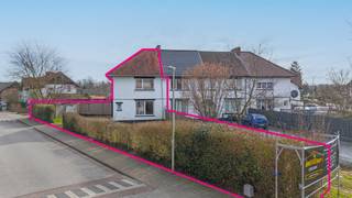 Bij ImmoFusion 7/7 “open huis” : klik op onze 3D-TOUR.<br />Ervaar vastgoed alsof je er zelf doorloopt!<br /><br />Steek de handen dan maar uit de mouwen en trek je werkbroek aan!<br /><br />Want, op Pastoor Paquaylaan 88 begin jij binnenkort misschien te bouwen aan een nieuwe, échte thuis. Op wandelafstand van het Sint-Franciscus ziekenhuis, ligt deze karaktervolle halfopen bebouwing. De woning dateert uit 1930 en heeft een grondige renovatie nodig. Met een totale bewoonbare <br />oppervlakte van 112m² is dit huis perfect geschikt voor handige Harry’s die graag de handen uit de mouwen willen steken en samen hun droomhuis willen realiseren. Bij het betreden van de woning word je verwelkomd in de knusse inkomhal, die je meteen introduceert aan de uitgestrekte leefruimte. Maar ook de ruimte verderop biedt veel mogelijkheden om de keuken van je dromen te creëren. Een aangrenzende berging zorgt voor extra gemak en comfort en wanneer je de hal oversteekt, komt er nog een extra bergruimte je tegemoet. Waar je de badkamer en het toilet treft. Op de bovenverdieping wacht er een aangename verrassing: drie slaapkamers waar de grote raampartijen je voorzien van veel daglicht én een gevoel van ruimte. Last but not least, kan je nog gebruikmaken van de uiterst praktische zolderruimte. Naast het prachtige huis zelf, biedt de omgeving van de Pastoor Paquaylaan 88 in Heusden-Zolder alles wat je nodig hebt. Op wandel- en fietsafstand vind je diverse winkels, supermarkten en andere essentiële voorzieningen. Daarnaast biedt Heusden-Zolder een uitgebreid aanbod aan scholen, zodat de kids dichtbij huis kunnen leren én opgroeien. <br /><br /><br />Pluspunten:<br />- Toplocatie!<br />- Centraal gelegen!<br />- Veel potentieel!<br />- Volledig omheind!<br />- Te renoveren naar eigen smaak en budget!<br /><br />Voor een bezichtiging ter plaatse of meer info, bel ons op 078/78.78.70, of kom gewoon binnen op ons kantoor, steeds welkom