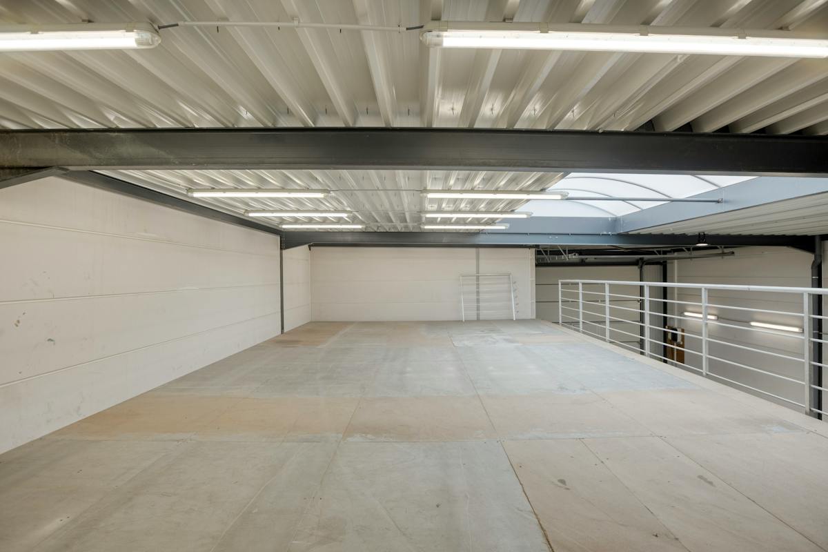 Ready to move in warehouse (205m²) with office and mezzanine (67m²)  - photo 5