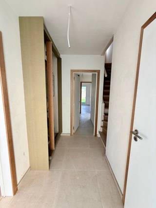 <p>Nog 7 energiezuinige woningen.<br /><br />Prijzen vanaf 317.000€ (excl. kosten) - 362.000€ (excl. kosten). Grond oppervlakte vanaf 139m2 - 364m2. <br /><br />Nog keuze uit halfopen tot gesloten bebouwing met 2 bouwlagen.<br /><br />Lot 2 - 5 volledig afgewerkt en klaar tegen eind dit jaar.<br /><br />Bijzondere aandacht gaat uit naar een veilige, groene en rustige leefomgeving.<br /><br />Bepaal zelf de finishing touch van jouw droomhuis, met inspraak in de afwerking.<br /><br />Ervaar de mogelijkheden in onze modelwoning, beschikbaar na afspraak.<br /><br />Meer informatie? <br />Info@yess-vastgoed.be - 050 / 33 59 03</p>