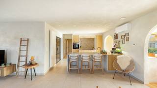 Deze recent gebouwde en alleenstaande villa (bouwjaar 2017) is gelegen in een mooie setting in het charmante Ramskapelle (Knokke-Heist). De...