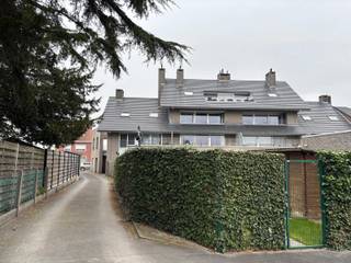 Ruim dakappartement met panoramisch zicht en zonnig terras op de volledige derde verdieping van een kleinschalig appartementsgebouw in het centrum van Tielt<br /><br />Indeling: <br />Hall, lichtrijke leefruimte met alle mogelijkheden voor het installeren van een zithoek, een eetplaats en burohoek en die uitgeeft op het ruime terras achteraan met open zicht. Er is een volledig ingerichte keuken (vaatwasser, oven, frigo, kookplaat, dubbele spoelbak...) met aansluitend een berging/wasplaats. De badkamer heeft een ligbad, toilet en een lavabomeubel. Verder beschikt het appartement over twee slaapkamers en een garage aan de achterkant van het gebouw.<br /><br />Het grote zuidgerichte terras is een absolute troef en vormt de ideale plek om te ontspannen en te genieten van de zon. <br /><br />Provisie gemeenschappelijke kosten 75€/maand<br /><br />Benieuwd? Contacteer ons voor een bezoek ter plaatse!