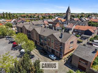 <p><span>STIJLVOL GELIJKVLOERS APPARTEMENT MET DRIE SLAAPKAMERS</span></p><p><span>Dit ruime gelijkvloers appartement te koop in Landen is gelegen aan het Bronplein, op een rustige locatie en toch op wandelafstand van het commerciële centrum, scholen en openbaar vervoer. Dankzij de centrale ligging vormt Landen een ideale uitvalsbasis naar omliggende steden zoals Sint-Truiden, Tienen en Hannuit. Ook de aansluiting op de E40 bevindt zich op slechts enkele minuten rijden.</span></p><p><span>Het appartement beschikt over een bijzondere bewoonbare oppervlakte van 140 m² en biedt veel wooncomfort. De lichtrijke leefruimte met open keuken zorgt voor een aangename woonbeleving en geeft toegang tot het zuidelijk gelegen terras, waar u in alle rust kan genieten van de buitenlucht. Verder zijn er drie slaapkamers, waarvan één met een praktische inloopdressing, een aparte berging en een functionele indeling die perfect aansluit bij hedendaags wonen.</span></p><p><span>Op kelderniveau beschikt het appartement nog over een private berging en een ruime garagebox, ideaal voor extra opslag of veilig parkeren. Dankzij de aanwezigheid van een lift zijn zowel het appartement als de kelderverdieping vlot toegankelijk. Op energetisch vlak scoort deze woning uitstekend met een EPC-label A. Het appartement wordt elektrisch verwarmd en beschikt eveneens over zonnepanelen, wat zorgt voor een energiezuinige en toekomstgerichte woonst.</span></p><h3><span>Troeven:</span></h3><ul><li><span>Rustige ligging aan het Bronplein</span></li><li><span>Op wandelafstand van centrum, winkels, scholen en openbaar vervoer</span></li><li><span>140 m² bewoonbare oppervlakte</span></li><li><span>3 slaapkamers waarvan één met inloopdressing</span></li><li><span>Zuidgericht terras</span></li><li><span>Private kelderberging en ruime garagebox</span></li><li><span>EPC A en zonnepanelen</span></li></ul><p><span> </span></p><p><span>Bent u op zoek naar een ruim, energiezuinig appartement in Landen met een uitstekende ligging en alle comfort op één niveau? Contacteer ons dan voor meer informatie of een bezoek ter plaatse via <span>info@canius.be</span></span><span> of telefonisch op 011 36 24 24.</span></p><p><span> </span></p><p><span>*De vermelde oppervlaktes zijn slechts een indicatie. Canius Real Estate kan niet verantwoordelijk gesteld worden voor de juistheid van de door zijn verstrekte gegevens.</span><span> </span></p>