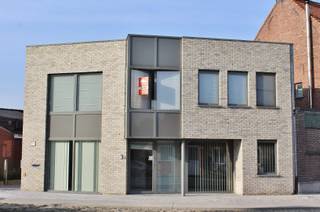 Gelegen in de dorpskern van Zillebeke.Indeling : Leefruimte met veel lichtinval, volledig ingerichte keuken met kookplaat, dampkap, warmeluchtoven,...