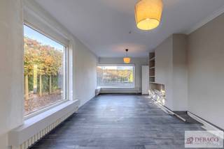 Ruime villa met vier slaapkamers en bureauruimte (of vijfde slaapkamer) te Herentals.<br /><br />Deze woning bestaat uit een ravissante inkomhal met gastentoilet, woonkamer, volledig ingerichte keuken, badkamer (voorzien van douche, toilet en dubbele wastafel), berging/wasplaats, bureauruimte (of vijfde slaapkamer), kelder, vier slaapkamers, berging, voor- en achtertuin, terras en zeer ruime garage. De garage is toegankelijk via een aparte toegang achteraan de woning via de naastliggende straat.<br /><br />Alle verbruik is individueel.<br /><br />De woning is onmiddellijk beschikbaar!<br /><br />De EPC-waarde bedraagt 524 kWh/m².<br /><br />Meer info vindt u op www.debaco.be of bel ons op 014/73.77.77 voor een bezoek ter plaatse!