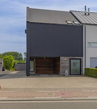EERSTE BEZOEKDAG ZATERDAG 8 AUGUSTUS VANAF 10U (ENKEL OP AFSPRAAK!!)<br /><br />LEDE - Deze hedendaagse woning op een ruim perceel van maar liefst 15 are is gelegen in het gezellige Impe, op wandelafstand van de Geelstervallei en het dorpsplein.<br /><br />De woning is enerzijds zeer rustig gelegen maar anderzijds ook niet ver van de N9 vanwaar zowel de E40 van Aalst als Wetteren snel te bereiken zijn.<br />Ook het centrum van Lede ligt maar een aantal kilometer verderop.<br /><br />Naar indeling toe beschikt deze topper op het gelijkvloers over een ruime inkomhal met bureauruimte, een gastentoilet, een zeer lichtrijke open leefruimte met volledig geïnstalleerde keuken, een tweede bureauruimte en een bergruimte/technische ruimte.<br />Op de verdieping bevinden 3 slaapkamers waarvan 1 met ingemaakte kasten, een tweede toilet en een badkamer met inloopdouche en ligbad.<br />De woning beschikt over een carport en meerdere parkeerplaatsen voor de woning.<br /><br />Naar comfort toe is er dubbele beglazing, vloerverwarming op aardgas op het gelijkvloers, een conforme electriciteitsinstallatie, <br /><br />Extra troeven: 24 zonnepanelen, laadpaal, regenwaterput 8.000L, airco in alle slaapkamers en de leefruimte, gezellige gashaard, Grohe Blue Home met zowel gekoeld plat als bruisend water.<br /><br />In de zuidoost gelegen tuinzone is het zalig zitten, op het terras of onder de royale overkapping. <br />De tuin is volledig afgesloten, zodat kinderen en dieren er naar hartenlust kunnen spelen zonder dat u zich zorgen hoeft te maken.<br />Het tuinhuis is de ideale plaats om fietsen of ander materiaal te stallen.<br /><br />Bent u op zoek naar een instapklare, halfopen bebouwing gelegen in het groen, op een centrale en toch rustige locatie , aarzel dan niet en maak snel uw afspraak! Voor meer info of bezoek 053/60.65.60.<br /><br />De vermelde prijs is een richtprijs. Na ontvangst van de biedingen zal de verkoper beslissen of hij/zij de eigendom verkoopt aan het beste bod. De richtprijs is aldus niet bindend voor de verkoper. Voor meer info kunt u ons contacteren of het reglement raadplegen op onze website.