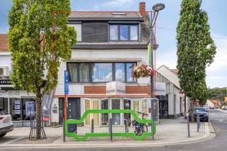 Voor verdere info of een vrijblijvende waardebepaling van uw eigendom: info@homixx.be of 016 84 96 84.<br /><br />Met veel genoegen stellen wij dit veelzijdige en uiterst gunstig gelegen pand aan u voor, bestaande uit een handelspand op het gelijkvloers (62 m²) en een verrassend ruim duplex-appartement op de bovenverdiepingen (120 m²). Deze duplex is perfect geschikt als investering, of voor een gezin op zoek naar een centrale ligging op wandelafstand van centrum Tremelo.<br /><br />Het duplex-appartement verwelkomt u via een aparte inkomhal in een lichtrijke en royale leefruimte met een modern ingerichte open keuken. De doordachte indeling omvat maar liefst drie volwaardige slaapkamers, een verzorgde badkamer, een handige berging en een extra zolderruimte voor al uw opbergbehoeften.<br /><br />Een van de absolute troeven van dit pand is de ruime parkeergelegenheid in de directe omgeving, wat een enorm comfort biedt. <br />Met een gunstige energetische prestatie (EPC C) geniet u bovendien van een energiezuinige en toekomstgerichte investering op een absolute toplocatie.
