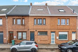 BEZOEKDAG ENKEL OP AFSPRAAK: Zaterdag 13/12, 12u-15uDeze woning biedt een diepe indeling en een goede basis voor wie graag een woonst naar eigen...