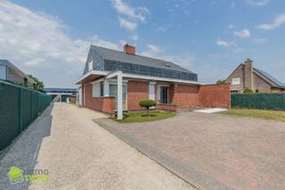 <p><strong>Deze vrijstaande woning met een bewoonbare oppervlakte van 233m² &amp; een perceeloppervlakte van 980 m², beschikt over 4 slaapkamers, een volledig omheinde tuin en dubbele uitweg. De woning is  centraal gelegen te Lokeren, met vlotte verbinding naar het centrum en de invalswegen.</strong></p><h4><strong><u>GlV:</u></strong></h4><p>Via de inkomhal hebben we toegang tot de lichtrijke leefruimte, welke in verbinding staat met de ingerichte keuken.</p><p>Verder beschikt het gelijkvloers over 2 volwaardige slaapkamers en een badkamer voorzien van een ligbad, wastafel en toilet.</p><p>Achteraan de woning bevindt zich een terras, een aangelegde en volledig omheinde tuin, een oprit voor meerdere wagens én een achteruitweg voor extra comfort en toegankelijkheid.</p><h4><strong><u>1steV:</u></strong></h4><p>De nachthal geeft toegang tot een apart toilet, een praktische bergruimte en nog 2 volwaardige slaapkamers </p><h4><strong><u>Extra troeven:</u></strong></h4><p>– Vrijstaande woning op ruim perceel van 980 m²<br />– Dubbele uitweg &amp; oprit voor meerdere wagens<br />– 4 slaapkamers<br />– Volledig omheinde tuin &amp; terras<br />–Centrale ligging te Lokeren</p><p> Maak nu uw afspraak. Laat u verrassen en vraag vandaag nog uw persoonlijk bezoek aan.<br />T. 052 55 55 55 – 0479/36.88.14 – maxime@immotwins.be – www.immotwins.be</p>
