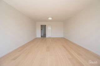 Dit lichtrijke appartement op de tweede verdieping geniet van een uitstekende ligging nabij alle voorzieningen. Het appartement werd recent gerenoveerd en beschikt over een inkomhal met vestiairekast, een apart toilet, een ingerichte badkamer, een gezellige leefruimte en een volledig geïnstalleerde keuken. Verder zijn er twee comfortabele slaapkamers, waarbij één slaapkamer toegang biedt tot het ruime terras over de volledige breedte van het appartement.<br /><br />Met zijn recente renovatie, gunstige EPC-score en praktische indeling vormt dit appartement een ideale investering of aangename woonst.<br /><br />Er bestaat bovendien de mogelijkheid om een garagebox aan te kopen aan € 25.000. De aankoop hiervan is volledig vrijblijvend en niet verplicht.<br /><br />De gemeenschappelijke kosten zijn momenteel nog niet definitief vastgelegd, maar zullen naar verwachting beperkt blijven tot enkel de kosten van de minuterie (verlichting gemeenschappelijke hal) en de blokpolis. Deze worden voorlopig geraamd op ongeveer € 20 per maand.<br /><br />Extra troeven:<br /><br />Recent gerenoveerd appartement;<br />Terras over de volledige breedte;<br />Mogelijkheid tot aankoop garagebox;<br />Lage vermoedelijke gemeenschappelijke kosten;<br />Individuele nutsvoorzieningen;<br />Gunstig EPC;<br />Uitstekende ligging.<br /><br />De beschikbare documenten kan u terugvinden via de downloads op onze website.<br />Voor meer informatie kan u terecht op www.hansvastgoed.com of contact opnemen via info@hansvastgoed.com of +32 3 366 05 30.