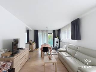 <p><strong>ETTERBEEK : </strong>Gelegen in de Europese wijk, op een steenworp van het Leopoldpark en het Jourdanplein, vlakbij alle Europese instellingen, het openbaar vervoer (Schuman/Maalbeek) en winkels, in het project "Esplanade", mooi appartement van ±94 m² op de 5e verdieping met lift. Het appartement bestaat uit een inkomhal, toilet, wasruimte, slaapkamer ±14 m² met badkamer, woonkamer ±25 m², volledig uitgeruste keuken (oven, kookplaat, dampkap, koelkast, diepvriezer en vaatwasser), zuidgericht terras ±5 m², slaapkamer ±13 m² met douchekamer en kelder nr. 1.4. Overdekte parkeerplaats nr. 13 is verplicht en bedraagt 100€/maand extra. Kosten: 270€/maand – forfait van 140€ voor de gemeenschappelijke delen en een voorschot van 130€/maand voor warm water en verwarming. Eenmalige verhuisvergoeding van €50. EPC: B- Beschikbaar vanaf 15/11/2026.</p>
<p></p>
<p><u>Op de 5e verdieping met lift:</u></p>
<ul>
<li>Inkomhal</li>
<li>Toilet</li>
<li>Wasruimte</li>
<li>Slaapkamer ±14 m² met badkamer</li>
<li>Woonkamer ±25 m²</li>
<li>Volledig uitgeruste keuken (oven, kookplaat, dampkap, koelkast, diepvriezer en vaatwasser)</li>
<li>Zuidgericht terras ±5 m²</li>
<li>Slaapkamer ±13 m² met douchekamer</li>
</ul>
<p></p>
<p>Kelder nr. 1.4 en verplichte parkeerplaats nr. 13 aan 100€/maand extra.</p>