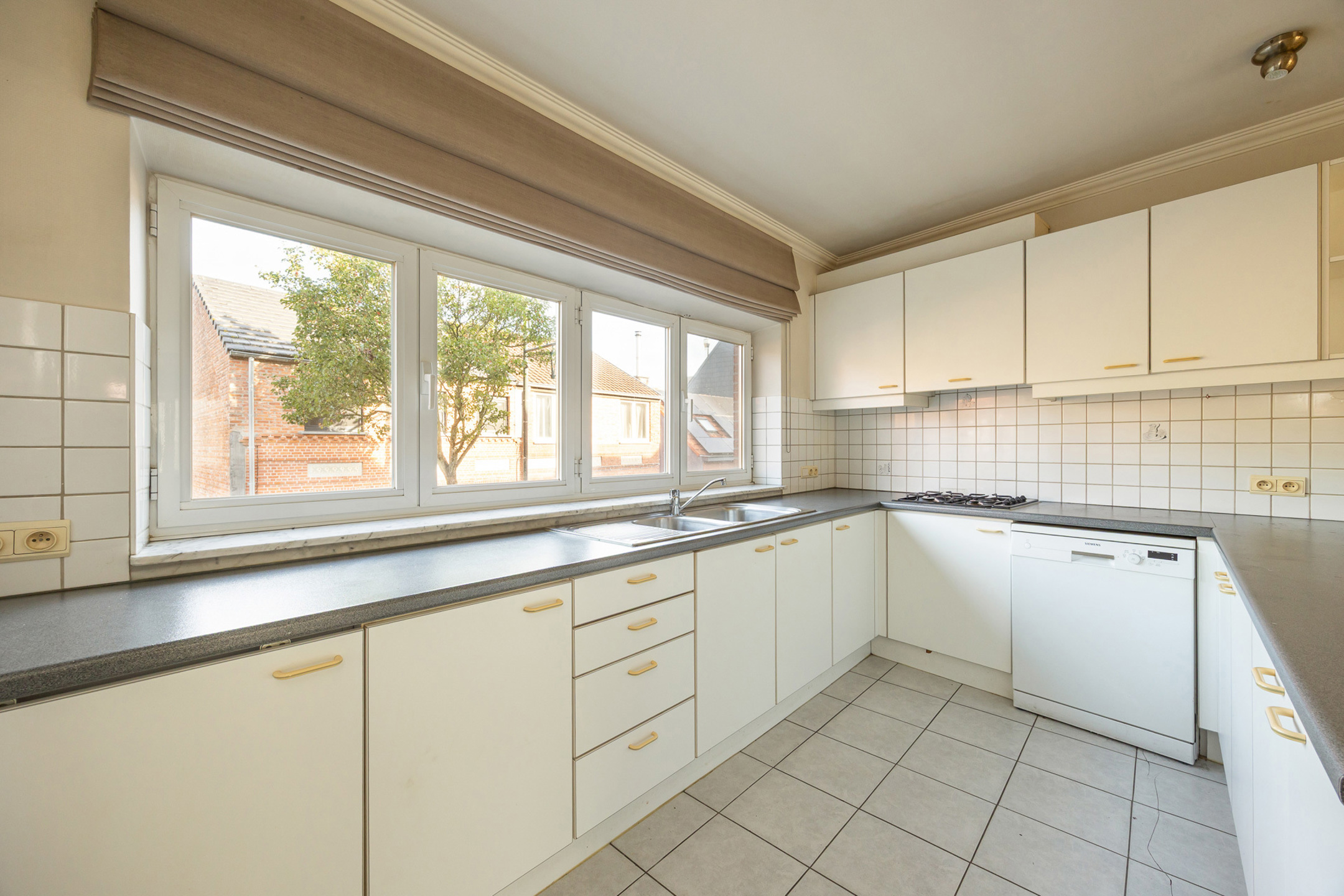 Bel etagewoning in het centrum met 2 slaapkamers en garage. - foto 4