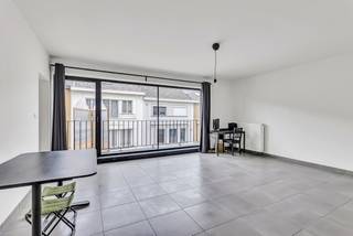 <p>Voor meer info of een bezoek, bel 053 59 49 33 - Op een strategische locatie in <strong>Aalst</strong> vinden we dit instapklare appartement terug met een oppervlakte van <strong>103m²</strong>. Het appartement bevindt zich op <strong>wandelafstand</strong> van het centrum van Aalst. Het appartement betreden we via de inkomhal waar men de <strong>zeer lichtrijke en grote leefruimte</strong> terug vindt met aansluitend de <strong>geïnstalleerde keuken</strong>. De badkamer is voorzien van een <strong>ligbad met douche</strong> en een enkele lavabo. Verder vinden we <strong>twee zeer ruime slaapkamers</strong> terug die uitgeven op het <strong>gezellige terras</strong> achteraan het appartement. Het appartement beschikt ook over een <strong>gastentoilet </strong>en een berging. <strong>Geen syndicuskosten - EPC (B) - Dichtbij centrum Aalst</strong></p>
