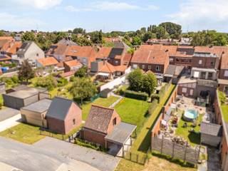 In een rustige en goed bereikbare buurt in Deerlijk bevindt zich deze charmante gezinswoning met 3 slaapkamers, garage en praktische uitweg.Via de inkomhal kom je in de gezellige leefruimte, die mooi aansluit op de eetplaats en keuken. De praktische indeling zorgt voor een aangename flow en voldoende lichtinval. Daarnaast beschikt de woning over een handige berging en directe toegang tot de garage.Op de verdieping bevinden zich drie volwaardige slaapkamers en een badkamer. De zolder biedt extra opbergruimte en kan eventueel verder ingericht worden naar eigen wens.Buiten geniet je van een onderhoudsvriendelijke tuin met achterliggende uitweg, een extra troef voor dagelijks gebruik.Deze woning is ideaal voor wie op zoek is naar een praktische gezinswoning op een rustige, maar toch centrale ligging in Deerlijk.Kom deze woning ontdekken tijdens het bezoekmoment op woensdag 26/08, van 16u30 tot 19u30. Bezoek enkel op afspraak.Te koop via Immo Beguin, jouw vastgoedexpert sinds 2009, met kantoren in Ronse, Waregem, Kortrijk, Deinze, Doornik en Lessines.Meer info of een bezoek aanvragen via:arne@immobeguin.be