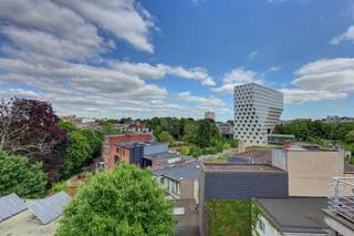 <p><span>Vlakbij de </span><span>Markgravewijk </span><span>vinden we in de Lange Lozanastraat te Antwerpen dit </span><span>nieuwbouw appartement</span><span> te koop. </span><span>Naar bereikbaarheid kan je niet centraler wonen! Het </span><span>centrum van Antwerpen </span><span>bevindt zich op slechts enkele minuten met de fiets of te voet. In no time bereik je </span><span>allerlei winkels</span><span>, horecagelegenheden, openbaar vervoer en scholen.</span><span> </span></p><p><span> </span></p><p><span>Het </span><span>nieuwbouw appartement</span><span> is </span><span>super lichtrijk </span><span>en heeft een bruikbare oppervlakte van zo'n </span><span>116m²</span><span>, heeft </span><span>2 of 3 slaapkamers</span><span>, een </span><span>ruim terras</span><span> (7m²) en een </span><span>kelder</span><span>. </span></p><p><span> </span></p><p><span>** de foto's die getoond worden zijn foto's van het ondergelegen appartement dat reeds afgewerkt werd **</span></p><p><span> </span></p><p><span>Indeling</span></p><p><span>- inkomhal</span></p><p><span>- apart toilet</span></p><p><span>- woonkamer en eetkamer</span></p><p><span>- extra kamer; ideaal als bureau of slaapkamer (12m)</span></p><p><span>- open geïnstalleerde keuken</span></p><p><span>- berging met aansluitingen wasmachine/droogkast</span></p><p><span>- slaapkamer 1 (27m²)</span></p><p><span>- slaapkamer 2 (9m²)</span></p><p><span>- ruim terras (7m²)</span></p><p><span>- badkamer met inloopdouche en dubbele lavabo's</span></p><p><span>- kelderberging</span></p><p><span> </span></p><p><span>Algemeen</span></p><p><span>- lift aanwezig</span></p><p><span>- totaalrenovatie gebouw 2024; nieuwbouw vanaf V4</span></p><p><span>- vernieuwd en geïsoleerd dak</span></p><p><span>- individuele nutsvoorzieningen</span></p><p><span>- fietsenberging</span></p><p><span> </span></p><p><span>Troeven</span></p><p><span>- centrale locatie</span></p><p><span>- nieuwbouw</span></p><p><span>- ruim terras</span></p><p><span> </span></p><p><span>Deze verkoop valt onder het btw-stelsel van 21%.</span></p><p><span> </span></p><p><span>Ben jij geïnteresseerd in dit nieuwbouw appartement te koop in Antwerpen, ben je op zoek naar ander vastgoed, een investering of wens je de waarde van jouw eigendom te kennen? Dan ben je bij BOLT immo aan het juiste adres! Wij helpen jou graag verder.</span><span> </span></p>