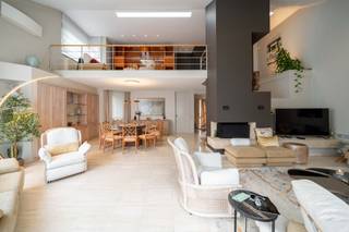 <h1><span>Elsdonkwijk Instapklare, lichtvolle villa</span></h1><p><span>Zeer gunstig en rustig gelegen in de zeer residentiële en groene Elsdonkwijk, nabij belangrijke invalswegen en het openbaar vervoer.</span></p><p><span>Op een aangenaam zuidgericht perceel van +/- 720 m² werd deze verrassend lichtvolle woning in 1987 gebouwd. De architectuur en indeling zijn modern en tijdloos. Eén van de eyecatchers is de ruime leefruimte, die gekenmerkt wordt door het hoge plafond en de charmante, polyvalente mezzanine. Samen zorgen deze elementen voor een heerlijk gevoel van ruimte, licht en openheid.</span></p><p><span>Het geheel omvat een inkomhal met wc en vestiaire, een ruime leefruimte met centrale open haard en travertinvloer, een keuken met ontbijttoog, een zeer diepe garage met plaats voor 2 wagens en een achterliggende berging/wasplaats.</span></p><p><span>Op de eerste verdieping bevindt zich een ruime polyvalente mezzanine van +/- 25 m², ideaal als bureel-, hobby- of chillruimte, evenals 2 zeer ruime slaapkamers, een dressing of 3de slaapkamer en 2 badkamers.</span></p><p><span>Met een totale oppervlakte van +/- 280 m² biedt deze woning een zee van ruimte. Op het gelijkvloers kan bijvoorbeeld nog een extra slaapkamer met badkamer worden voorzien.</span></p><p><span>Tenslotte beschikt de woning nog over een praktische, droge kelder, een oprit voor 2 wagens aan de voorzijde en achteraan een aangenaam terras met een mooi aangelegde tuin.</span></p><p><span>+ Zeer aangename, rustige en gegeerde buurt</span><span><br /></span><span>+ Instapklaar geheel</span><span><br /></span><span>+ 2 badkamers</span><span><br /></span><span>+ Ruime, polyvalente mezzanine van +/- 25 m²</span><span><br /></span><span>+ Zeer lichtvolle woning met gunstige oriëntatie</span></p><p><span>+ Mits het plaatsen van zonnepanelen bekomt men een EPC B</span></p><p><span>+ Airco in heel de woning</span></p>