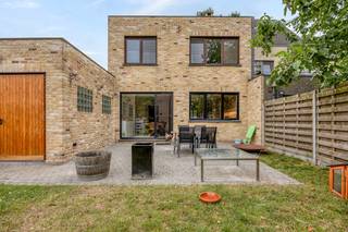 Indeling als volgt:<br /><br />- Open keuken (34m²) met inductie kookvuur, afzuiging en veel kastruimte.<br />- Leefruimte (31m²) op tegelvloer met voorziening om kachel te installeren<br />- Inkomhal met apart toilet (8m²)<br />- Ruime garage (31m²) met automatisch poort vooraan en handmatige poort richting tuin. De garage is voorzien van 380V. De installatie voor zonnepanelen staat hier.<br />- Tussenruimte (4m²) die toegang geeft tot garage en kelder<br /><br />1ste verdieping<br />- Slaapkamer (12m²) vooraan<br />- Slaapkamer (13m²) vooraan<br />- Slaapkamer (17m²) achteraan<br />- Extra speelkamer/dressing (8m²)<br />- Ruime badkamer (18m²) met bad, douche, dubbele lavabo, toilet en aansluiting voor was- en droogmachine<br /><br />2e verdieping<br />- Zolder/slaapkamer (30m²) te bereiken via een vaste trap en voorzien van 2 dakramen. Mogelijks in te richten tot 2 slaapakmers<br />- Bergingen/dressing (6m² en 4m²)<br /><br />De woning is volledig onder keldert (60m²) waar de installatie van het centraal stofzuigersysteem staat en de installatie voor de regenwaterput. <br /><br />De diepe tuin is volledig omheind en voorzien van een ruim terras (35m²) en een tuinhuis. <br /><br /><br />DIVERSEN:<br />- Domoticasysteem<br />- Regenwaterrecuperatie voor toiletten, buitenkranen en wasmachine.<br />- Oprit met plaats voor twee wagens<br />- nieuwe aluminium ramen vooraan + zijkant<br />- Houten ramen achteraan, voorzien van vliegenramen<br />- Overal elektrische rolluiken<br />- Automatische buitenverlichting<br />- Alarmsysteem<br />- Ketel recent vernieuwd<br /><br />Bestuursmaatregelen in het maatregelenregister: nee