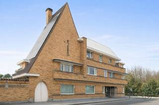 <p>Unieke karakterwoning met uitzonderlijke architecturale waarde, ontworpen door Ronsenaar - architect Ant. De Gavre en gebouwd in opdracht van L. Crucke-Cambier. Dit imposante hoekcomplex uit ca. 1941 combineert erfgoed, grandeur en hedendaags comfort en biedt tal van mogelijkheden (wonen, horeca, B&amp;B, …).<br /><br />INDELING:<br />De woning beschikt over royale volumes en een doordachte indeling met 5 slaapkamers, 4 badkamers en 2 toiletten. Er is een volledig geïnstalleerde keuken, meerdere leef- en verblijfsruimtes, een bureau, bijkeuken en wasplaats. Het gebouw is volledig onderkelderd en beschikt over een zolder met mogelijkheid tot verdere inrichting.<br /><br />Uniek is de aanwezige authentieke lift, die alle niveaus bedient. Deze is momenteel niet in gebruik. Buiten geniet u van een tuin en terras.<br /><br />Voor wie is dit pand ideaal?<br />♦ Voor liefhebbers van architectuur en erfgoed.<br />♦ Voor wie wonen en werken wil combineren in een prestigieus pand.<br />♦ Voor investeerders of ondernemers met plannen voor B&amp;B, praktijk of cohousing (onder voorbehoud van vergunningen).<br /><br />Bezoek na afspraak met Immo Beguin, jouw vastgoedexpert sinds 2009.<br />✉️ info@immobeguin.be</p>