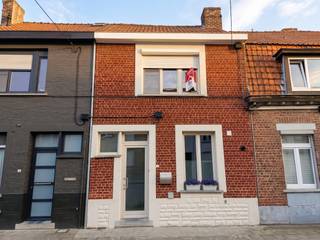 <strong>Kortrijk - Zeer verzorgde instapklare woning met tuin te koop.</strong>
<p>Op zoek naar een woning waar u meteen kunt intrekken? Deze uiterst verzorgde instapklare woning met tuin combineert comfort, ruimte en een hoogwaardige afwerking.</p>

<p>Bij het binnenkomen wordt u verwelkomd in een nette inkomhal. De gezellige leefruimte sluit naadloos aan op de moderne, volledig uitgeruste keuken. De luxueus vernieuwde badkamer (5 jaar geleden gerenoveerd) is een echte blikvanger en beschikt over een professionele hammam voor ultieme ontspanning.</p>

<p>Op de <u>eerste verdieping</u> bevinden zich twee ruime slaapkamers, waarvan één met een praktische dressing. De geïsoleerde zolder op de <u>tweede verdieping</u> biedt de mogelijkheid om eenvoudig een extra slaapkamer of hobbyruimte te creëren. Daarnaast beschikt de woning over een droge kelder.</p>
<strong>Troeven:</strong>

<ul><li>Instapklaar en recent volledig herschilderd</li><li>Luxueuze badkamer met professionele hammam</li><li>LED-verlichting in de volledige woning</li><li>Waterverzachter</li><li>Conforme elektriciteitskeuring</li><li>Geïsoleerde zolder met uitbreidingsmogelijkheden</li><li>Droge kelder</li><li>Gezellige tuin</li></ul>
Een woning die kwaliteit, comfort en potentieel perfect combineert.