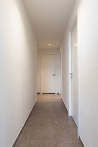 <p><span>Welkom in dit charmante appartement gelegen in het dynamische Antwerpen, waar modern wonen samen met waterfront-elegantie. Dit ruime appartement van 90 m² biedt alles wat u nodig heeft voor een comfortabel en stijlvol leven.</span></p><p><span> </span></p><p><span>Het pand beschikt over drie slaapkamers, ideaal voor gezinnen of thuiswerkers, één moderne badkamer en twee garageplekken voor uw voertuigen. De woning is voorzien van grote ramen die overvloedig natuurlicht naar binnen brengen en prachtige views van de omgeving bieden.</span></p><p><span> </span></p><p><span>De open leefruimte combineert elegantie met functionaliteit. De ruime woon- en eetkamer zijn perfect ingericht met houten vloeren en beschikt over toegang tot een uitstekend balkon met uitzicht over het water en de stad. Dit is een ideale plek om te ontspannen en van het buitenleven te genieten.</span></p><p><span> </span></p><p><span>De keuken is functioneel ontworpen met alle nodige inbouwapparatuur, waaronder een oven, kookplaat en voldoende opbergruimte. De inductieplaat en het compacte ontwerp maken koken plezierig en efficiënt.</span></p><p><span> </span></p><p><span>De badkamer is modern afgewerkt met een bad, wastafel en alle voorzieningen voor een ontspannen badbeurt. De slaapkamers zijn licht en ruim, voorzien van grote ramen die een aangename atmosfeer creëren.</span></p><p><span> </span></p><p><span>De ligging is uitstekend. Het appartement staat in een levendig waterfront-district met aangename openbare ruimtes, groen en directe toegang tot het water. U bent dicht bij restaurants, winkels en alle stedelijke voorzieningen. Het gebouw zelf is modern en goed onderhouden, met een vriendelijke gemeenschap.  1 Garagestaanplaats is te koop voor 35000 euro.  Als u er 2 koopt bedraagt de prijs 60000 euro.</span></p><p><span> </span></p><p><span>Dit is een uitnodigende plek om thuis te voelen en tegelijkertijd het beste van het stadsleven te ervaren.</span></p>