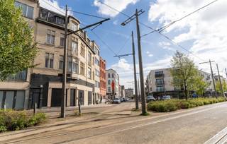 <p>Interessante opbrengstwoning gelegen aan de Voetbalstraat 32 te Antwerpen, op de grens van Wilrijk en Hoboken.</p><p>Het eigendom is officieel gekend als woonhuis en is momenteel feitelijk ingedeeld in 3 studio’s en 2 zelfstandige kamers. Alle units zijn momenteel verhuurd en genereren samen een totale huuropbrengst van € 2.900 per maand, oftewel € 34.800 bruto per jaar.</p><p>De 3 studio’s beschikken elk over een EPC-label B, wat wijst op een goede energieprestatie.<br />Op basis van de huidige huuropbrengsten en de vraagprijs bedraagt het bruto huurrendement circa 9,41%.</p><p>Huuropbrengst: € 2.900/maand<br />Jaarlijkse bruto huuropbrengst: € 34.800<br />Bruto huurrendement: ca. 9,41%<br />Feitelijke indeling: 3 studio’s + 2 zelfstandige kamers<br />Aparte meters: water, gas en elektriciteit<br />EPC: 3 × label B<br />Bezetting: volledig verhuurd<br />Officieel gekend als: woonhuis</p><p>Interesse? Neem gerust contact op voor meer informatie of een bezichtiging: info@markasa.be of 03/827.72.92</p>