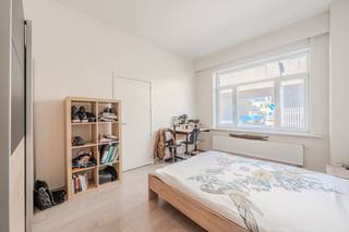 Ruime woning met 5 slaapkamers te koop te Middelkerke. Deze recentelijk gerenoveerde woning bevindt zich in het centrum van Middelkerke. <br /><br />Indeling: <br />*gelijkvloers<br />- inkomhall (6m²)<br />- woonkamer met open keuken (31m²) voorzien van kookeiland met elektrisch vuur, spoelbak, koelkast, oven en vaatwasmachine<br />- slaapkamer (16m²)<br />- toilet <br />- gezellig zuid gerichte stadstuin (32m²)<br /><br />*eerste verdieping<br />- slaapkamer 2 (18m²) <br />- slaapkamer 3 (6m²)<br />- badkamer (13m²) voorzien van douche, ligbad, toilet en dubbel lavabomeubel<br /><br />*tweede verdieping<br />- slaapkamer 4 (21m²)<br />- slaapkamer 5 (16m²)<br /><br />De woning beschikt bovendien over een ruime kelderverdieping voorzien van een aansluiting voor wasmachine en een geïsoleerde zolderverdieping. <br /><br />Geïnteresseerd in deze unieke mogelijkheid te centrum Middelkerke? Neem vandaag contact op voor een plaatsbezoek!<br /><br />Bestuursmaatregelen in het maatregelenregister: nee