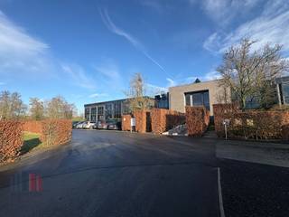 Fantastisch gelegen all-in kantoren met een oppervlakte van 206 m² te huur. Het gebouw is strategisch gelegen vlak naast de op- en afrit van de...