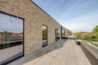 Energiezuinige penthouse op aangename ligging.Het appartement is gelegen op een aangename ligging in een gerenoveerd gebouw.Indeling: Inkomhal: +/- 7...