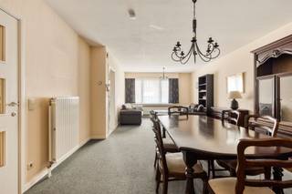 <p>Dit verzorgde gelijkvloerse appartement van <strong>93 m²</strong> is gelegen in het gegeerde Boechout en beschikt over een <strong>prachtige, zonnige tuin</strong> die een echte meerwaarde vormt. Bij het betreden van het appartement komt u in de inkomhal met praktische ingemaakte kasten en een apart gastentoilet. Vanuit de hal heeft u toegang tot de verschillende ruimtes van de woning, waaronder de <strong>aangename leefruimte</strong>. Aansluitend bevindt zich de gesloten, geïnstalleerde keuken, uitgerust met een koelkast, vriezer, keramische kookplaat, oven, dampkap en tal van ingemaakte kasten, waardoor er voldoende opbergruimte aanwezig is.</p><p>Verder beschikt het appartement over een badkamer met douche, lavabomeubel en een tweede toilet. Daarnaast is er een <strong>handige berging</strong> voorzien van aansluitingen voor een wasmachine en droogkast. Het appartement telt <strong>twee volwaardige slaapkamers</strong>, waarvan één rechtstreeks toegang geeft tot de prachtige achtertuin. Via de tuin bereikt u bovendien de twee garageboxen achteraan het perceel. <strong>Eén garagebox is inbegrepen in de vraagprijs</strong>. De tweede garagebox kan optioneel worden aangekocht voor € 30.000,00.</p><p>Extra troeven:<br />- Rolluiken aanwezig<br />- EPC: 127 kWh/m² (B-score -> GEEN renovatieverplichting)<br />- Centrale ligging op wandelafstand van winkels, horeca en openbaar vervoer<br />- Woongebied, geen VKR<br />- Het maatregelenregister en stedenbouwkundig uittreksel is in aanvraag</p><p>Voor meer info ga naar www.coenenvastgoed.be of bel 03/375.82.92</p>