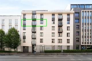 Op een steenworp afstand van het Europees Kwartier in Elsene ontdekt u dit prachtige moderne appartement gelegen op de 4e verdieping van een ideaal gepositioneerde residentie. Dankzij de gunstige ligging geniet het van een uitstekende bereikbaarheid door de onmiddellijke nabijheid van het openbaar vervoer en alle dagelijkse voorzieningen.<br /><br />Met een oppervlakte van meer dan 140 m² overtuigt deze woning door zijn royale volumes en veel lichtinval. Het bestaat uit een ruime, gezellige leefruimte die een aangename leefomgeving biedt. Deze gaat over in een volledig uitgeruste open keuken, aangevuld met een praktische berging/wasruimte. De leefruimte geeft tevens toegang tot een groot terras op het zuidoosten, ideaal om van mooie dagen te genieten. Het appartement is bovendien voorzien van overal dubbele beglazing, wat zorgt voor uitstekend thermisch en akoestisch comfort.<br /><br />De slaapvleugel wordt ontsloten via een prachtige en ruime inkomhal die een echte gevoel van ruimte geeft. Ze omvat drie grote slaapkamers en twee badkamers, en biedt alle comfort dat nodig is voor een gezin of voor liefhebbers van grote volumes.<br /><br />Een karaktervolle woning die comfort, ruimte en een strategische ligging combineert in een van de meest gegeerde gemeenten van Brussel.<br /><br />