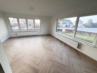 In de Sint-Servatiusstraat 92 te Diepenbeek bevindt zich dit hoogwaardig en volledig gerenoveerde (2025) appartement, waar comfort, ruimte en afwerking perfect samenkomen.<br />Het appartement telt drie ruime slaapkamers en straalt een hedendaagse elegantie uit dankzij de zorgvuldige renovatie met kwalitatieve materialen en een tijdloos interieur. Elke ruimte werd ontworpen met oog voor licht, rust en wooncomfort.<br /><br />Een uitzonderlijke meerwaarde is de grote privatieve garage met aansluitende berging, ideaal voor wie niet alleen veilig wil parkeren maar ook extra opslagruimte wenst zonder in te boeten aan esthetiek of gebruiksgemak.<br />De ligging combineert het beste van twee werelden: een rustige en aangename woonomgeving, met tegelijk een vlotte verbinding naar winkels, scholen, openbaar vervoer en belangrijke invalswegen.<br /><br />Troeven:
<ul>
<li>- Volledig en kwalitatief gerenoveerd</li>
<li>- 3 comfortabele slaapkamers</li>
<li>- Grote privatieve garage</li>
<li>- Praktische berging</li>
<li>- Rustige, doch centraal gelegen locatie</li>
</ul>
Dit appartement is de perfecte keuze voor wie op zoek is naar luxueus wonen zonder zorgen in het hart van Diepenbeek.<br />Benieuwd? Neem contact op via email naar olivier@eibo.be voor meer informatie of een bezichtiging!