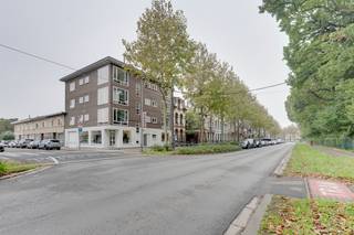 <p><strong>Wonen in een gebouw ontworpen door Renaat Braem, met het Te Boelaerpark als decor? Dat is niet bepaald dagelijkse kost - maar toch stellen we je er vandaag trots aan voor. In de gegeerde buurt rond de Gitschotellei in Borgerhout vind je dit bijzonder charmante appartement op een derde verdieping, met open zicht op het groen en een overvloed aan natuurlijk daglicht. Het gebouw maakt deel uit van de Nationale Werf, een naoorlogs woonproject waaraan Braem samen met Geo Brosens en Florent Laforce zijn architecturale stempel drukte. Een droomplek voor architectuurliefhebbers, maar evengoed voor wie graag compact en slim woont op een locatie waar je alles binnen handbereik hebt. Kom binnen…</strong></p><p><strong>Een inkom die meer kan dan verwelkomen</strong></p><p>De hal is hier meteen meer dan een doorgang. Een van de ingemaakte kasten verbergt namelijk een ingebouwd bureautje. Een slimme oplossing die optimaal gebruikmaakt van de beschikbare ruimte, zonder dat je er een aparte kamer voor nodig hebt. Ideaal voor wie af en toe thuiswerkt of gewoon graag een eigen plekje heeft om rustig iets af te handelen.</p><p><strong>De woonkamer met het park als decor</strong></p><p>Dankzij de hoekligging op de derde verdieping valt het daglicht hier rijkelijk naar binnen. En dan is er natuurlijk dat open zicht op het Te Boelaerpark. De woonkamer voelt ruim aan en krijgt extra karakter door de knappe vloer en het gebruik van ruwe, natuurlijke materialen. Een plek waar je met plezier neerploft, terwijl het groen buiten voor een bijzonder aangenaam uitzicht zorgt.</p><p><strong>Een open keuken waar alles samenkomt</strong></p><p>De open keuken sluit mooi aan op de leefruimte en de eethoek. Ze is volledig uitgerust met een oven, kookplaat, ingebouwde afzuigkap, koelkast, diepvries en afwasmachine. Alles wat je nodig hebt om uitgebreid te koken of snel iets op tafel te zetten, is dus binnen handbereik. En doordat keuken, eethoek en woonkamer samen één geheel vormen, blijf je ook tijdens het koken beschikbaar voor je gezelschap.</p><p><strong>Een badkamer met een zachte toets</strong></p><p>De moderne badkamer combineert een ruime inloopdouche met een leuk beige tegeltje en aansluiting voor een wasmachine. Een fijne plek voor wie 's ochtends graag vlot op gang komt, maar 's avonds evengoed de tijd wil nemen om even te ontspannen.</p><p><strong>Twee slaapkamers, allebei hun eigen plek</strong></p><p>Het appartement heeft twee slaapkamers met een praktische indeling. Of je nu een extra kamer zoekt voor een kind, gasten of een andere invulling: je krijgt hier de flexibiliteit om de ruimtes aan je eigen leven aan te passen.</p><p><strong>Handig om weten</strong></p><p>Er is een apart toilet, handig voor het dagelijkse comfort. Daarnaast kun je gebruikmaken van een afgesloten keldertje, altijd fijn om spullen op te bergen die je niet elke dag nodig hebt.</p><p>Verliefd? Antwerpen@ugly.be</p>