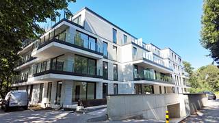 Deze residentie, gelegen in de Tieltsesteenweg te Eeklo, zal genieten van veel rust en groen en zal worden opgetrokken in een prachtige architectuur met veel aandacht voor lichtinval en privacy. Bovenal zal deze residentie genieten van een hoogwaardige afwerking. Door de verschillende indelingen en volumes zal er voor iedereen aan zijn verwachtingen kunnen beantwoord worden.<br /> <br />De naam “Klarenhof” verwijst naar het Klooster van de Arme Klaren Coletinnen die naast deze prachtige locatie ligt. De mooie parkomgeving rond het complex zal er voor zorgen dat alle appartementen zullen kunnen genieten van een prachtig uitzicht op hun ruim terras.<br /><br />Het “Klarenhof” is gelegen vlakbij het centrum van Eeklo maar geniet toch van een rustige én groene woonomgeving. Dit maakt van de residentie een uitzondering in zijn segment. Niet alleen komt U volledig tot rust in de mooie parkomgeving, het stadscentrum en de winkels liggen binnen handbereik. <br /> <br /><strong>Samenstelling appartement 2.6:</strong> inkomhal met gastentoilet, ruime en zonnige woonkamer uitgevend op een terras, open volledig geïnstalleerde keuken met berging, 2 slaapkamers met toegang tot het terras, badkamer met douche.<br /><br />Alle appartementen worden hoogwaardig afgewerkt met een absolute visie inzake isolatie en verwarming. Zo hebben alle appartementen vloerverwarming die aangestuurd wordt door een warmtepomp, zijn er zonnepanelen voorzien voor zowel de privatieven als de gemeenschap en is er heel veel aandacht gespendeerd aan geluids- en contactisolatie. Dit is zowel interessant voor de kandidaten die er willen genieten als vaste woonplek, als de investeerder om te verhuren.<br /><br />De absolute troeven zijn:<br /><br />- schitterende parkomgeving met veel groen<br />- ruime zonnige terrassen<br />- luxe afwerking met hoogwaardige materialen. <br />- energiezuinige voorzieningen zoals vloerverwarming, zonnepanelen en warmtepomp<br />- veel mogelijkheden tot parkeren met ruime garageboxen, autostandplaatsen met private kelderberging.<br /><br />Wenst U meer informatie of U had graag een afspraak gemaakt om dit project verder in detail te bespreken? Aarzel dan niet ons te contacteren. Wij maken graag een afspraak op kantoor of bij U thuis.<br /> <br />Wenst U de brochure van het project te ontvangen? Stuur ons gerust een mailtje op info@immoyves.be