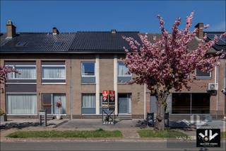 <u><strong>TROEVEN</strong></u>:
<ul>
	<li>Meest gezochte AAA-locatie van Hasselt</li>
	<li>Kindvriendelijke omgeving op een boogscheut van het centrum, stadspark, scholen,...</li>
	<li>Ruime woonkamer, veranda en kelder</li>
	<li>3 ruime slaapkamers en in te richten zolderkamer (reeds bereikbaar met de trap) </li>
	<li>Garage verplicht aan te kopen (€ 15.000,00)</li>
</ul>
<br /><strong>Locatie</strong> - In de Hasseltse Sint-Katharinawijk, gelegen tussen de grote en de kleine ring, vinden we deze zeer degelijke en ruime gezinswoning. Deze wijk kenmerkt zich vooral door mooi verzorgde woningen, groene aanplantingen en een kindvriendelijke omgeving. Op slechts een boogscheut van het stadscentrum is dit een zeer gegeerde buurt voor wie wenst te genieten van de voordelen van het stadsleven enerzijds en de rust en uitstekende bereikbaarheid anderzijds.<br />Het geheel kan een moderne injectie wel gebruiken, maar heeft een enorm potentieel om deze woning om te vormen tot een mooie eigendom op deze unieke locatie.<br /><br /><strong>Indeling</strong> - De woning omvat op het gelijkvloers de inkomhal met gastentoilet, een L-vormige woonkamer en de zeer ruime keuken met aansluitend de veranda die zicht biedt op je eigen tuin. De tuin is eveneens bereikbaar via de achterliggende wandelweg.<br />Op de eerste verdieping kom je via de nachthal in 3 ruime slaapkamers en de badkamer met inloopdouche, toilet en wastafel. Een verdieping hoger is er een zeer ruime, vierde slaapkamer, en een zolder. Dit volledig verdiep biedt de mogelijkheid hier een master-bedroom in te richten met een eigen badkamer, dressing, en eventueel een thuiswerkbureel. De woning beschikt ook over een praktische kelder en een vrijstaande garagebox (€ 15.000,00) in de achterliggende Justus Lipsiuslaan.<br /><br /><strong>Energie -  </strong>Momenteel <strong>Label E</strong> doch mits investering in nieuwe CV + Kelderisolatie + Dakisolatie (dak zelf reeds vernieuwd) wordt al <strong>LABEL B</strong> behaald. <br /><br /><strong>Conclusie</strong> - Een degelijke te moderniseren eigendom die je op eigen tempo kunt aanpassen aan je eigen wensen en behoeften in deze toffe buurt. Een mooie buitenkans voor de snelle beslisser.<br /><br />Interesse gewekt ?  Laat je gegevens achter of contacteer ons, wij leiden je graag persoonlijk rond. 