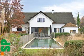 Stijlvolle villa met alle comfort op perceel van 11A 70CA.Indeling gelijkvloers: inkomhall met gastentoilet en vestiaire, eetplaats, zithoek met open...