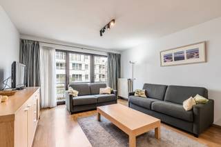 Op zoek naar een appartement op een toplocatie in Knokke? Met de Lippenslaan letterlijk om de hoek en winkels, restaurants en openbaar vervoer op wandelafstand, geniet u hier van alles wat het bruisende centrum te bieden heeft.<br /><br />Via de inkomhal met afzonderlijk gastentoilet bereikt u de lichtrijke woonkamer, met ruimte voor een gezellige zithoek en een eetgedeelte. De aparte, praktisch ingerichte keuken sluit hier mooi op aan. Verder beschikt het appartement over twee volwaardige slaapkamers, die tal van mogelijkheden bieden.<br /><br />Dankzij de centrale ligging en veelzijdige indeling is dit appartement ideaal als vaste woonst, tweede verblijf aan zee of interessante investering.<br /><br />Een mooie opportuniteit voor wie op zoek is naar een appartement op een gegeerde locatie in Knokke.