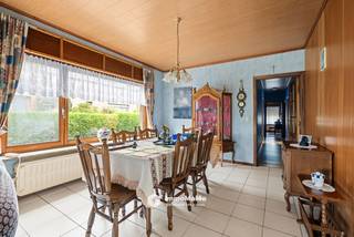 In de Groenstraat 41 te Wachtebeke vindt u deze vrijstaande <strong>zwaar te renoveren bungalow </strong>met 4 slaapkamers, een bewoonbare oppervlakte van 144 m² en een mooi perceel van 735 m². De woning is volledig gelijkvloers ingedeeld en biedt tal van mogelijkheden voor wie op zoek is naar een renovatieproject of een interessante locatie voor sloop en heropbouw. Met een EPC-label F is een grondige energetische renovatie noodzakelijk, maar dankzij de ruime perceeloppervlakte en de open bebouwing vormt deze eigendom een uitstekende opportuniteit om uw eigen woonproject te realiseren.<br /><br />Troeven:<br />Open bebouwing op een perceel van 735 m²<br />Bewoonbare oppervlakte van 144 m²<br />4 slaapkamers<br />Volledig gelijkvloerse indeling<br />Interessant potentieel voor renovatie of sloop en heropbouw<br /><br />Indeling:<br />Via de inkomhal bereikt u de leefruimte met aansluitend de keuken. Vanuit de centrale nachthal heeft u toegang tot de 4 slaapkamers en de badkamer. Dankzij de volledig gelijkvloerse indeling beschikt de woning over een praktische basis die bij een grondige renovatie volledig naar eigen smaak en wensen kan worden ingericht. Wie liever kiest voor een nieuwbouwproject, vindt hier eveneens interessante mogelijkheden voor sloop en heropbouw, uiteraard onder voorbehoud van de geldende stedenbouwkundige voorschriften en vergunningen.<br /><br />Heb je interesse in deze woning? Schrijf je dan snel in voor de bezoekdag: <strong>VOLZET</strong><br />LET OP: AFSPRAAK IS VERPLICHT! Bellen kan op: 0472770919 of mail via louise@immomamo.be