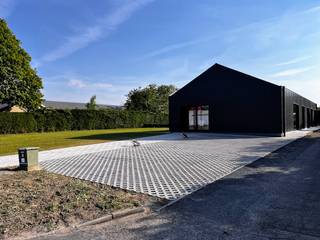 Sur un terrain de 2 104 m², cet immeuble d'affaires entièrement rénové d'environ 460 m² est à vendre dans la zone industrielle de...