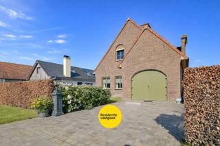 Welkom in de woning te Burg. Désiré de Meyerelaan 10 te Maldegem, een karaktervolle woning gelegen in een doodlopende woonwijk. Dankzij de...