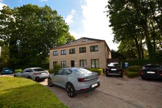 Instapklaar kantoorgebouw met een totale nuttige oppervlakte van 653 m² en ruime parking op een perceel van 2.207 m². Gelegen op een strategische liggen te Zandhoven met zeer goede bereikbaarheid via autosnelweg E34 en E313. Gelijkvloerse verdieping: inkomhal met ontvangstruimte, 6 afzonderlijke kantoren telkens met een oppervlakte van 11 m² tot 20 m²; landschapskantoor (45 m²), archiefruimte, apart sanitair voor dames en heren en ingerichte keuken. Verdieping 1: ruim landschapskantoor (110 m²), vergaderzaal (50 m²), apart bureel, archiefruimte, sanitair en kitchenette. Verdieping 2: appartement / conciërgewoning, bestaande uit: leefruimte, keuken, bureau, slaapkamer en badkamer. Voorts beschikt het gebouw nog over een ruime parking aan zowel de voor- als de achterzijde (> 20 staanplaatsen). Kwalitatief kantoorgebouw met alle modern comfort en commerciële visibiliteit! Eventueel opsplitsbaar. Kantoor is beschikbaar bij akte, appartement is verhuurd.