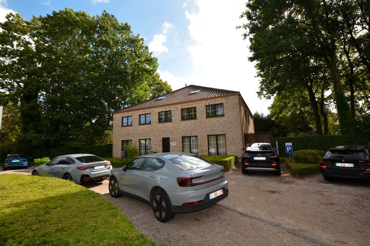 VERZORGD KANTOORGEBOUW MET PARKING! - foto 1