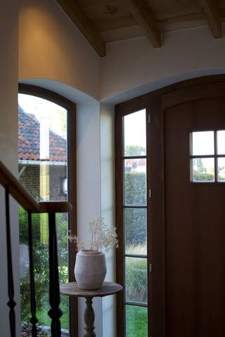 <p>Op zoek naar een ruime alleenstaande woning op een landelijke en bijzonder rustige ligging in Wielsbeke?</p><p>Deze recent gerenoveerde eigendom aan de Reynaertstraat 21 combineert wooncomfort, ruimte en energiezuinigheid met een prachtige tuin en uitzonderlijk veel bijgebouwruimte.</p><p>De woning is gelegen op een perceel van maar liefst 1.074 m² en beschikt over ca. 197 m² bewoonbare oppervlakte.<br />Ze werd recent grondig aangepakt met aandacht voor kwaliteit en comfort en beschikt over een gunstig EPC-label B.<br />Op het gelijkvloers vinden we een ruime inkomhal, twee volwaardige slaapkamers, een volledig uitgeruste keuken en een lichtrijke leefruimte met volmassieve parketvloer en pelletkachel.</p><p>De vernieuwde badkamer werd stijlvol afgewerkt in Mortex en beschikt over een ruime inloopdouche.<br />De volledig aangepakte verdieping omvat nog drie ruime slaapkamers, waarvan één met dressing.<br />Daarnaast is er een tweede badkamer waar de nodige voorzieningen reeds aanwezig zijn en die verder naar eigen smaak kan worden afgewerkt. Een zeer ruime zolder zorgt voor extra bergruimte.</p><p>Ook buiten is het heerlijk vertoeven.<br />De volledig aangelegde, zuidwestgerichte tuin biedt veel rust en privacy en beschikt over meerdere terrassen.<br />Blikvanger is het overdekte terras met kwalitatieve Brustor-pergola, voorzien van lamellendak, verwarming en screens.<br />Een absolute troef zijn de lange private oprijlaan, de vele parkeerplaatsen en de verschillende bijgebouwen.<br />Zo is er een afzonderlijke garage met stockageruimte van ca. 50 m², een tweede bijgebouw met verdieping van maar liefst 66 m² en een bijkomende stal van ca. 30 m². Ideaal voor opslag, atelier, hobby, zelfstandige activiteit of dieren.</p><p>Dankzij onder meer 19 zonnepanelen en EPC-label B geniet je hier van energiezuinig wooncomfort.<br />Kortom: een veelzijdige eigendom met 5 slaapkamers, prachtige zuidwestgerichte tuin, ruime parkeermogelijkheden en uitzonderlijk veel bijgebouwruimte op een rustige, landelijke ligging. </p>