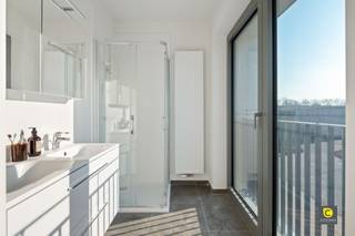 <p><span>Ontdek dit nieuwbouw appartement in het hart van Mortsel, perfect voor wie op zoek is naar een knusse en moderne ruimte. </span></p><p><span> </span></p><p><span>Met een bewoonbare oppervlakte van 54 m², omarmt dit appartement een slimme indeling die licht en ruimte optimaal benut.</span></p><p><span> </span></p><p><span>De ruime woonkamer is het stralende middelpunt, met grote glazen schuifdeuren die zorgen voor overvloedig natuurlijk licht en toegang bieden tot een uitnodigend terras. Hier kunt u genieten van de middagzon.</span></p><p><span> </span></p><p><span>De open keuken is strak en modern, uitgerust met inbouwapparaten, ideaal voor het bereiden van heerlijke maaltijden. De eetruimte vloeit naadloos over, wat een gezellige setting creëert voor etentjes of een ontspannen brunch.</span></p><p><span> </span></p><p><span>De slaapkamer straalt een gevoel van rust en comfort uit, met voldoende ruimte voor al uw benodigdheden. De badkamer is stijlvol ingericht met moderne faciliteiten, waaronder een douche.</span></p><p><span> </span></p><p><span>Dit appartement is perfect voor zowel starters als investeerders die willen profiteren van een levendige omgeving met alles binnen handbereik.</span></p><p><span> </span></p><p><span>Mis deze unieke kans niet om een prachtig stukje Mortsel uw nieuwe thuis te noemen!</span></p>