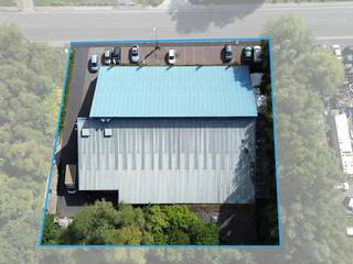 Uitstekend gelegen magazijn met showroom op een perceel van 2.696 m², gelegen dicht bij de N58, een belangrijke verbindingsweg die aansluit op de...