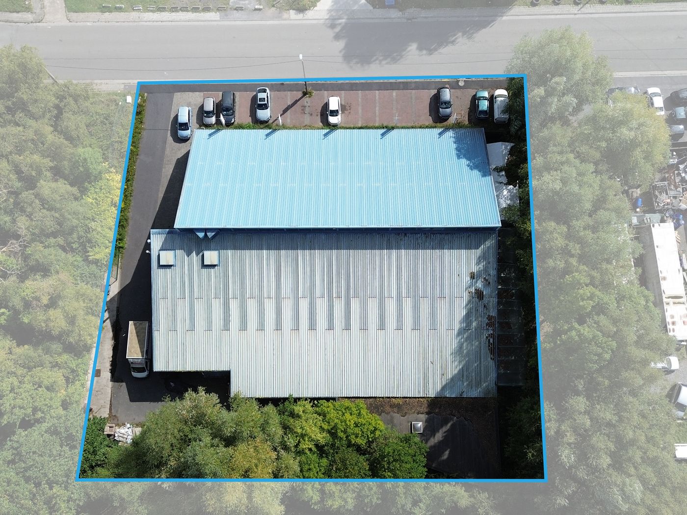 Magazijn met showroom te koop – 1.376 m² op een terrein van 2.696 m² - photo 1